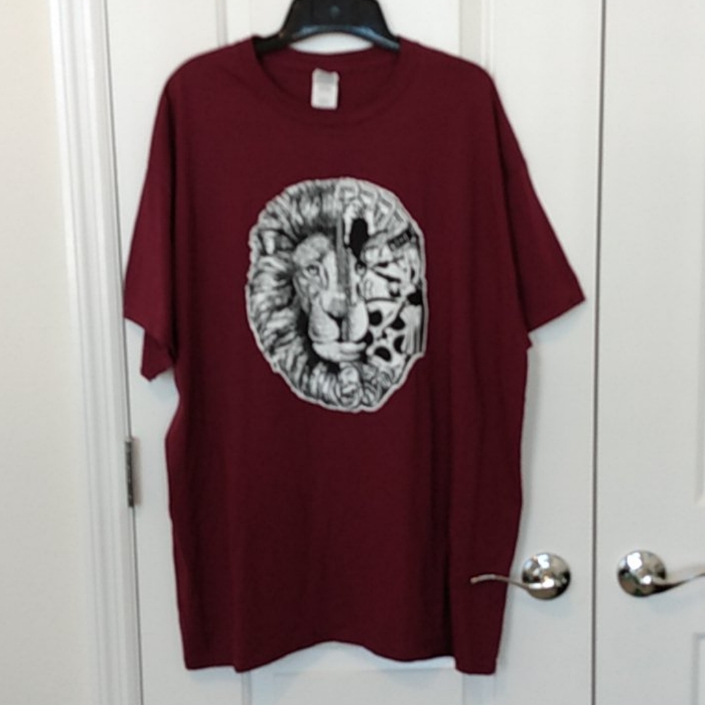 GILDAN MAN OR WOMAN CRANBERRY TEA SHIRT